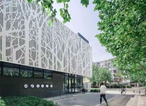 Alumīnija un nerūsējošā tērauda fasādes apšuvums: kurš materiāls ir piemērots jūsu ēkai?